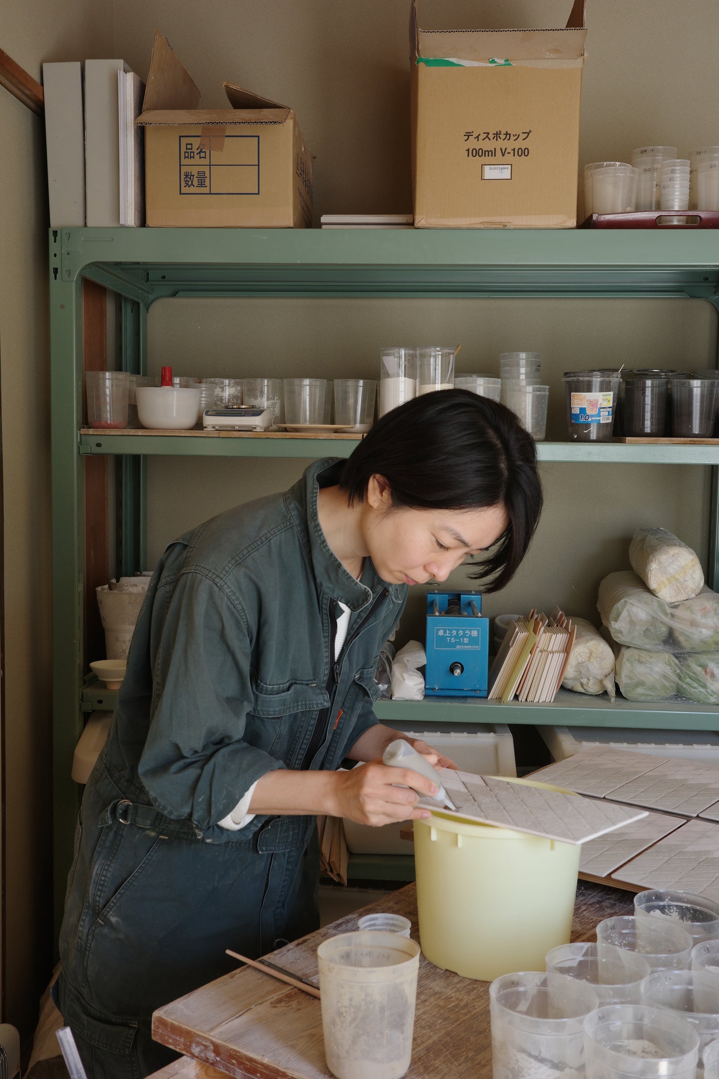 新見麻紗子個展「釉薬の詩」オリジナル作品 紺屋灰長板皿 36種の青